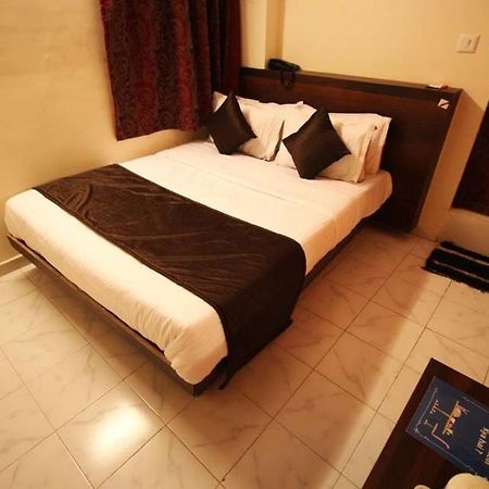 Hotel Raj Palace Ahmedabad Esterno foto