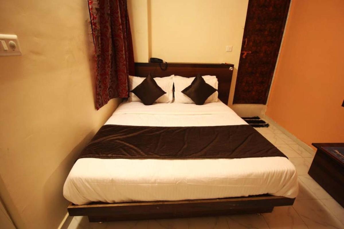 Hotel Raj Palace Ahmedabad Esterno foto